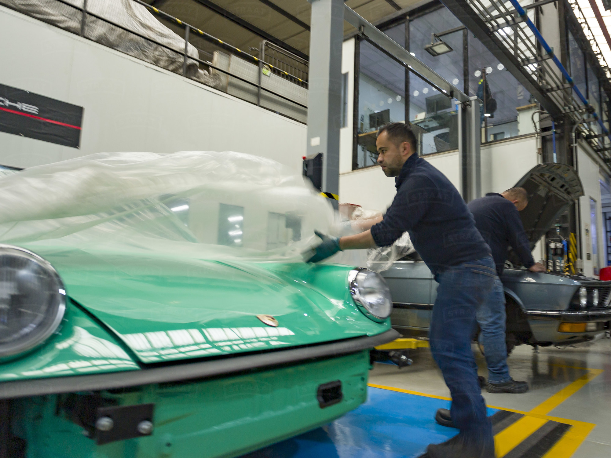 Drive Straat - 1974 Porsche 911 Carrera RS Green 9114600994 - Restoration - Assambly