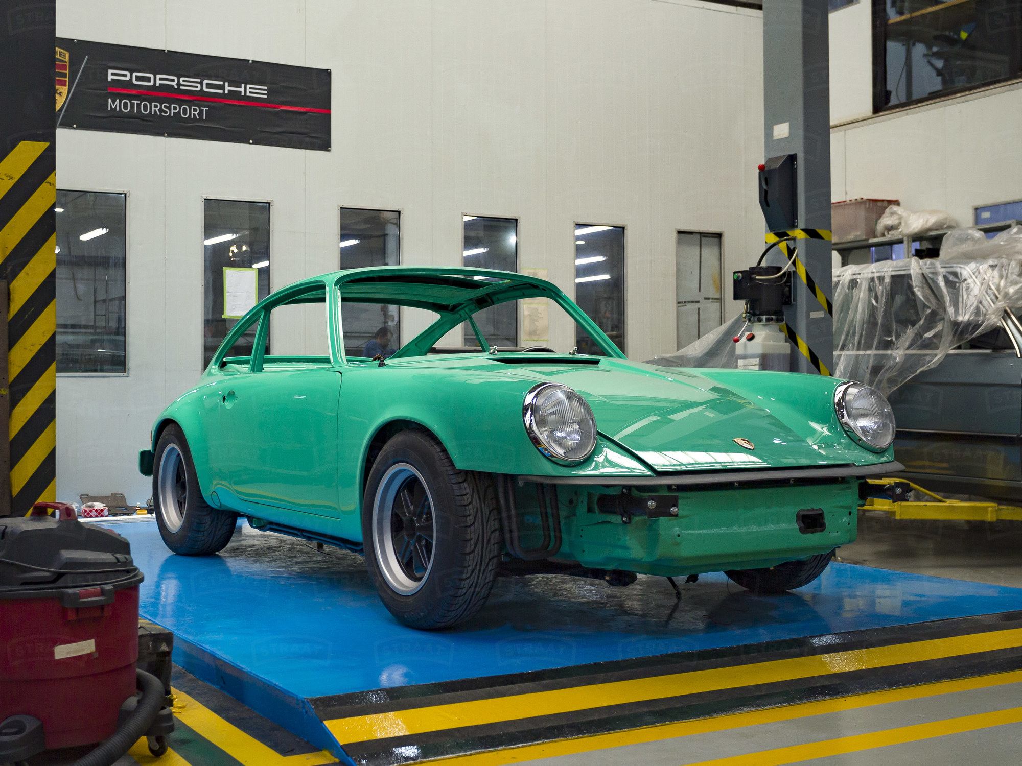 Drive Straat - 1974 Porsche 911 Carrera RS Green 9114600994 - Restoration - Assambly
