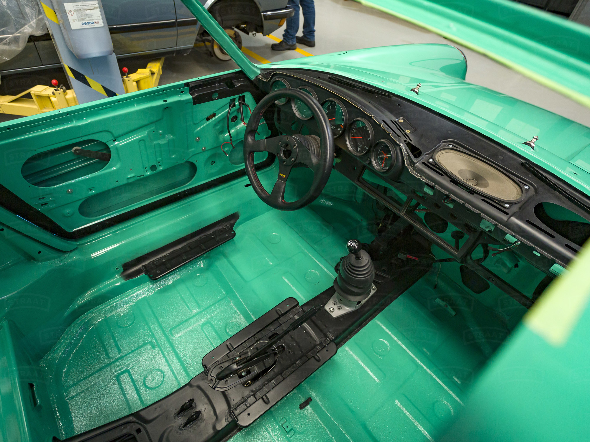 Drive Straat - 1974 Porsche 911 Carrera RS Green 9114600994 - Restoration - Assambly