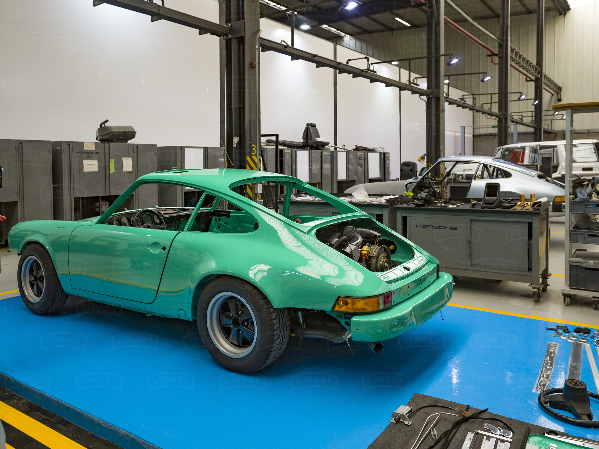 Drive Straat - 1974 Porsche 911 Carrera RS Green 9114600994 - Restoration - Assambly