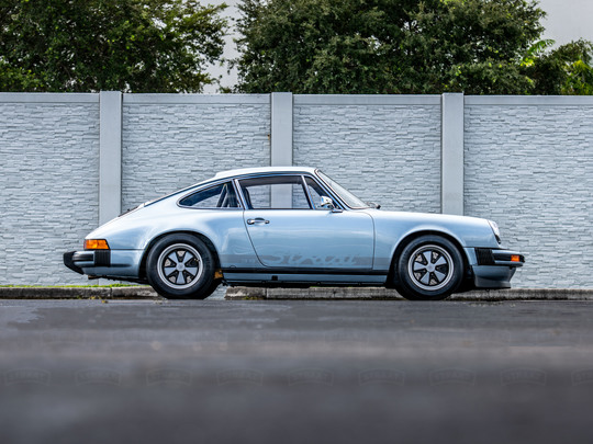 Drive Straat - 1974 Porsche 911 SC Polar Silver 9114103164 - Outdoors Miami
