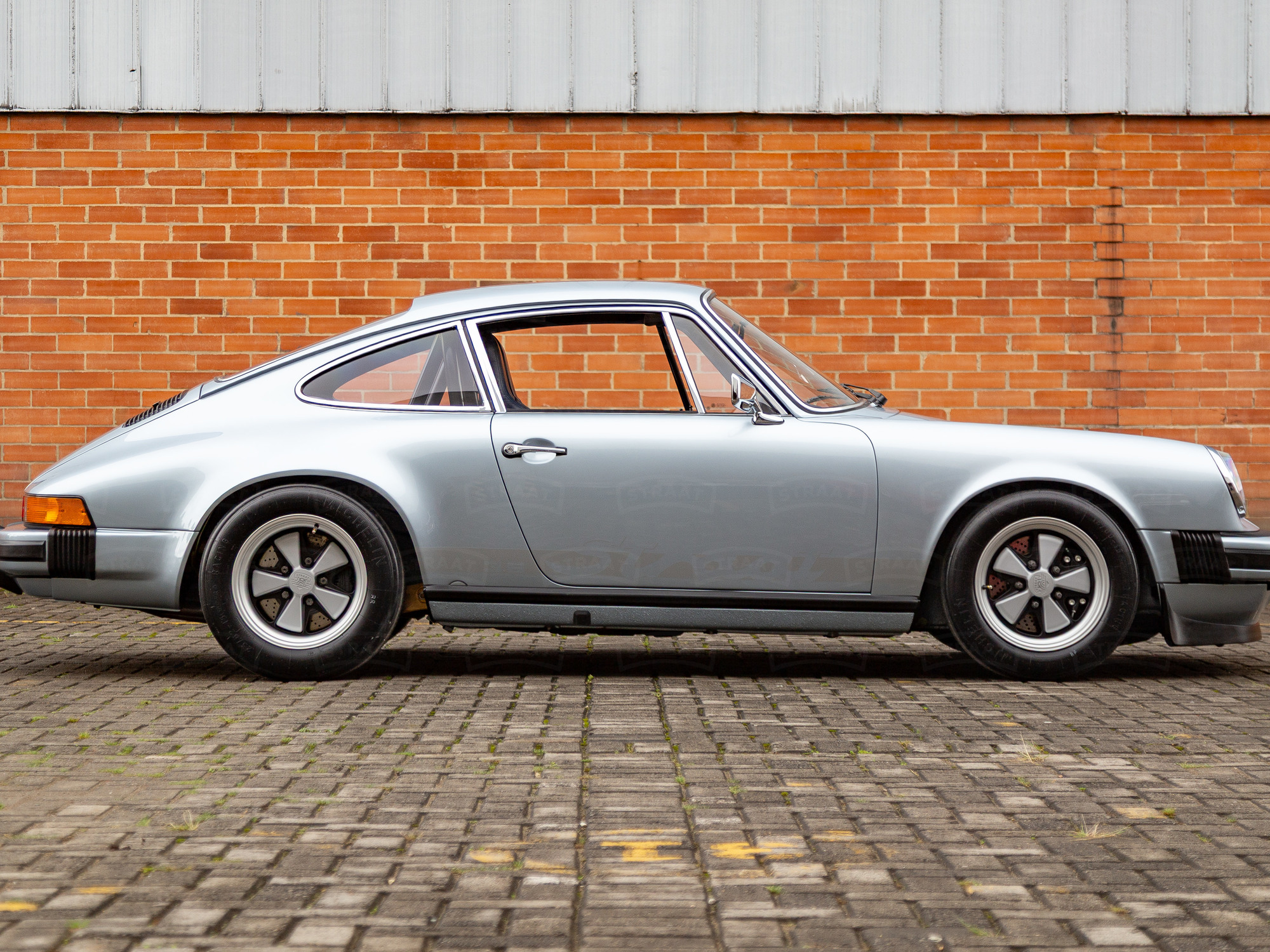 Drive Straat - 1974 Porsche 911 SC Polar Silver 9114103164 - Finished - Outdoors