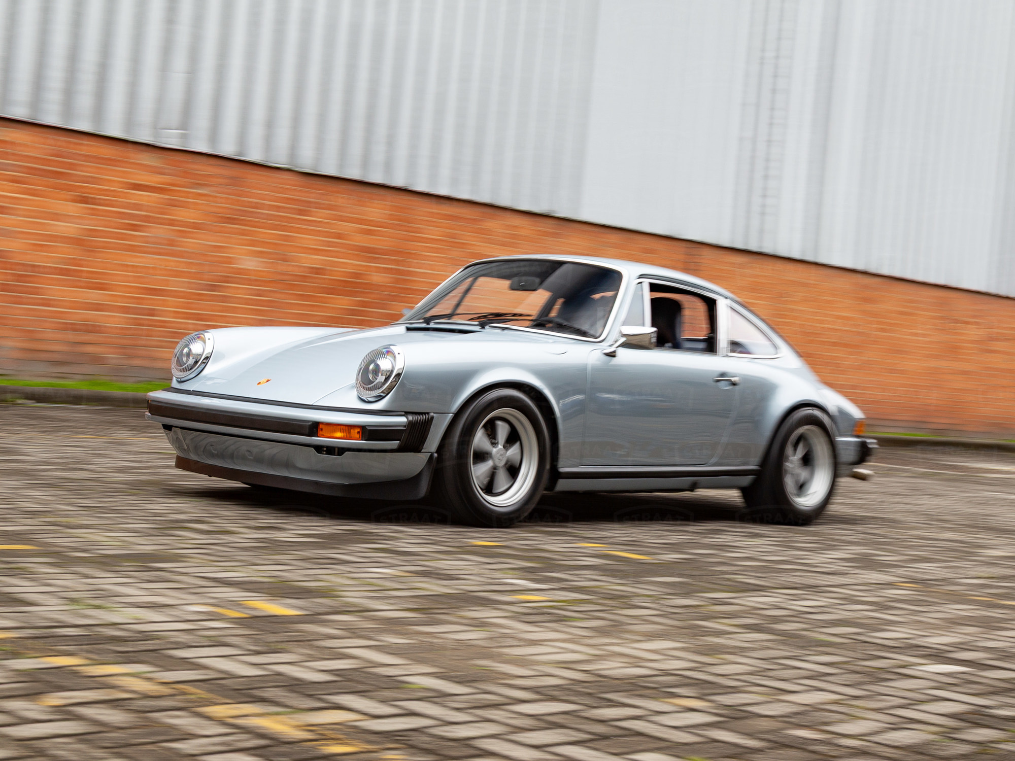 Drive Straat - 1974 Porsche 911 SC Polar Silver 9114103164 - Finished - Outdoors