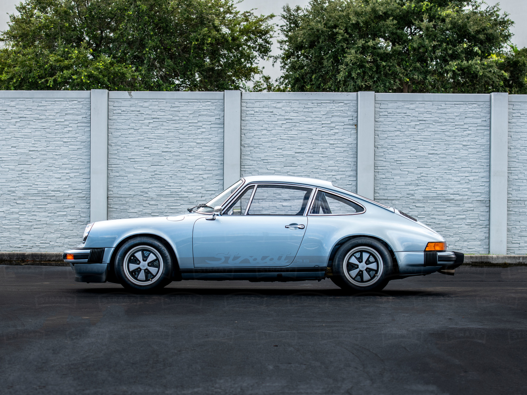 Drive Straat - 1974 Porsche 911 SC Polar Silver 9114103164 - Outdoors Miami