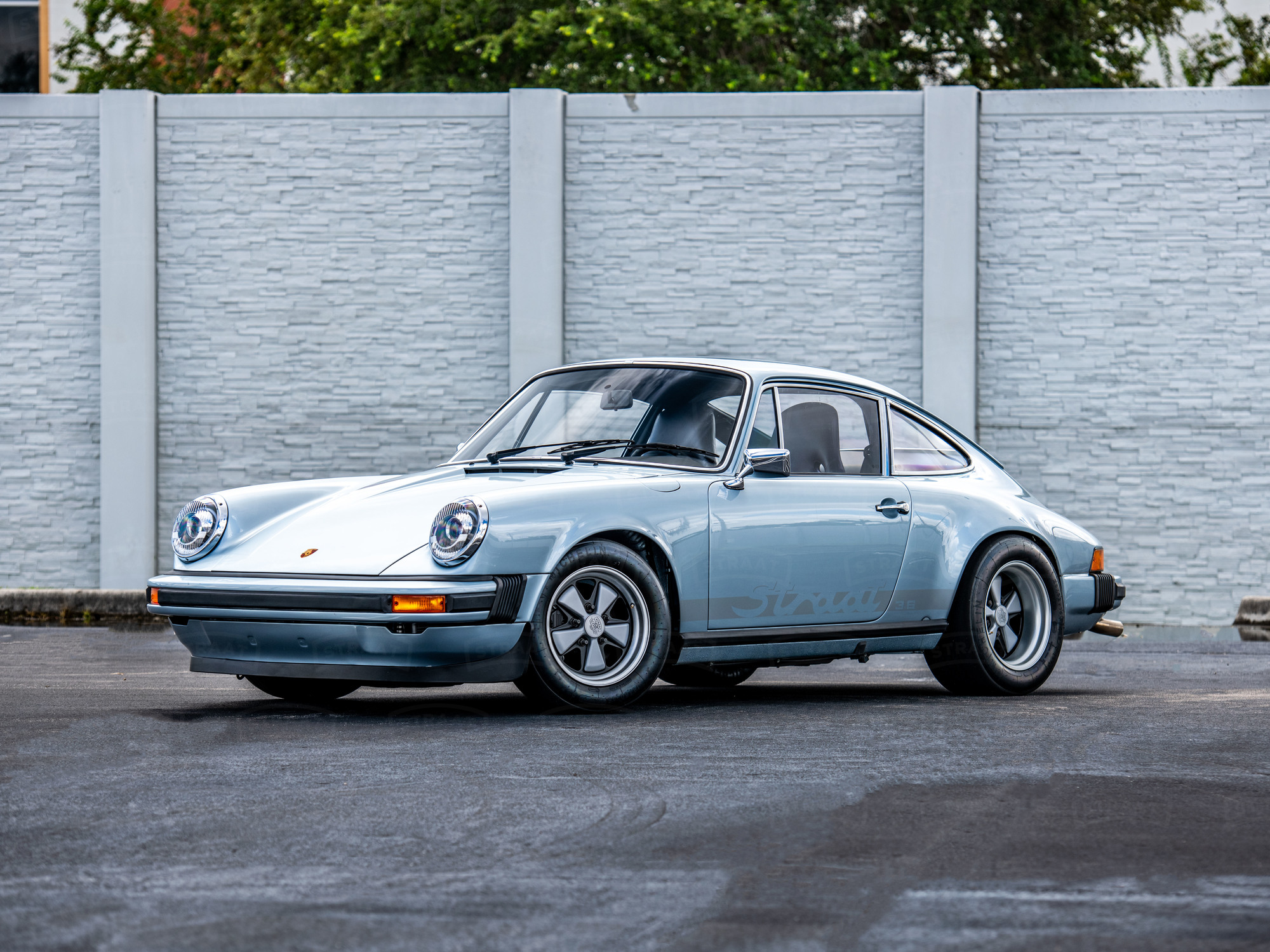 Drive Straat - 1974 Porsche 911 SC Polar Silver 9114103164 - Outdoors Miami